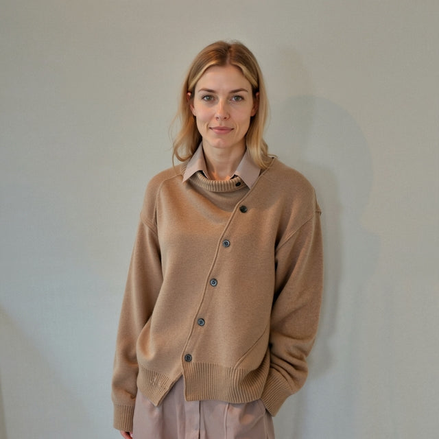 Fia | Comfortable Cashmere Vest with a Playful Button Placket